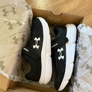 Under Armour Kids' Black Sneakers size boys 3